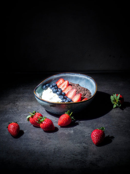 Vegansk chiapudding choklad med blåbär & jordgubbar