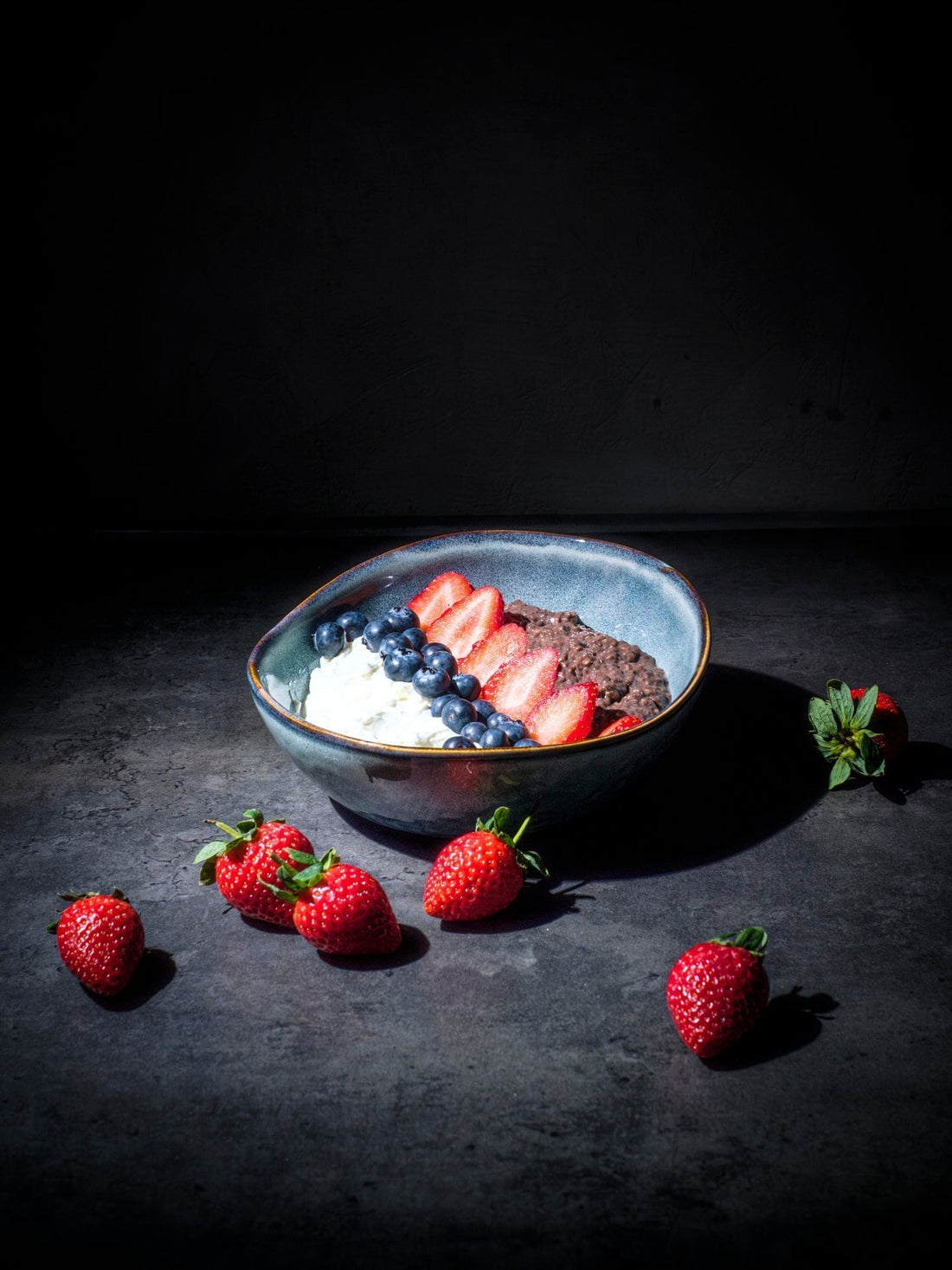 Vegansk chiapudding choklad med blåbär & jordgubbar