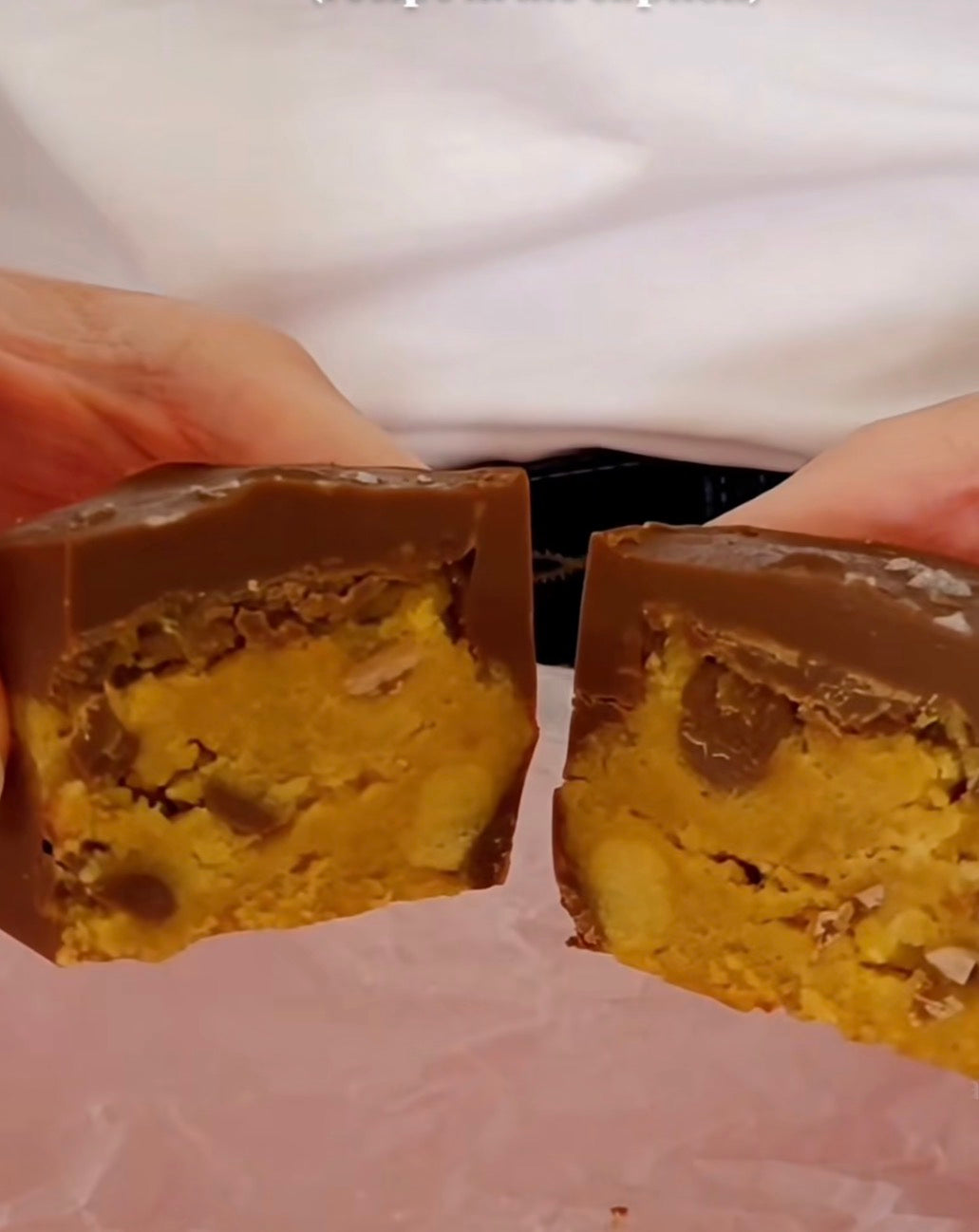 High protein cookie dough fudge med kikärter, jordnötssmör, kaseinprotein och choklad toppat med flingsalt