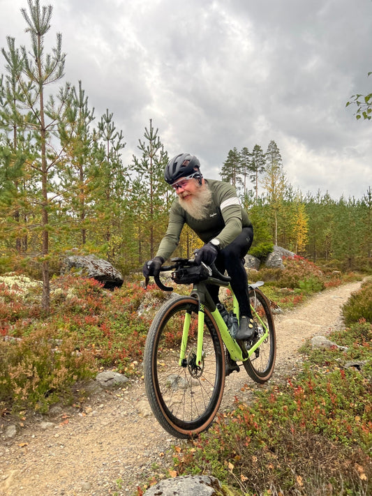 Martin Andersson, POW-ambassadör, på cykel under ett träningspass utomhus
