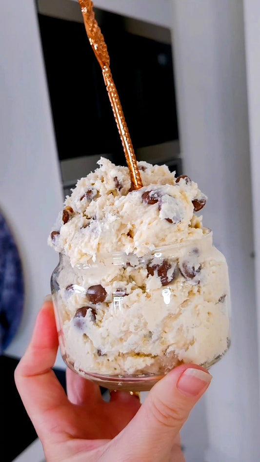 Overnight Cookie Dough med POW vaniljkasein, hasselnötssmör och chokladknappar. Gör ikväll. Ät till frukost. Berätta inte för någon att det är hälsosamt.