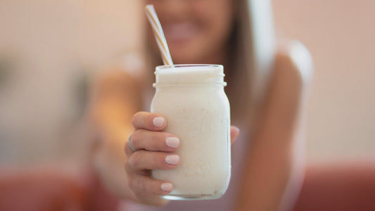 Tonåring häller POW vassleprotein i en smoothie inför träning