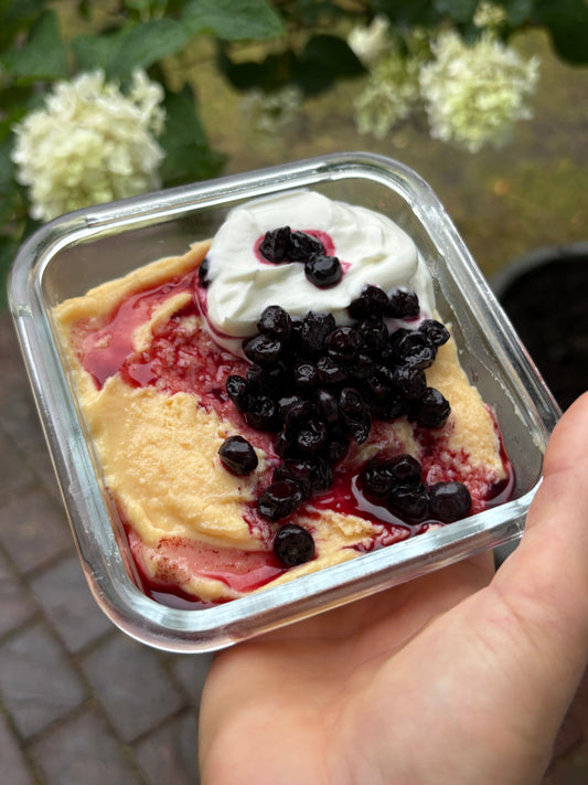 Krämig egg protein pudding med kasein, toppad med bär – viral proteinpudding att ta med som mellanmål