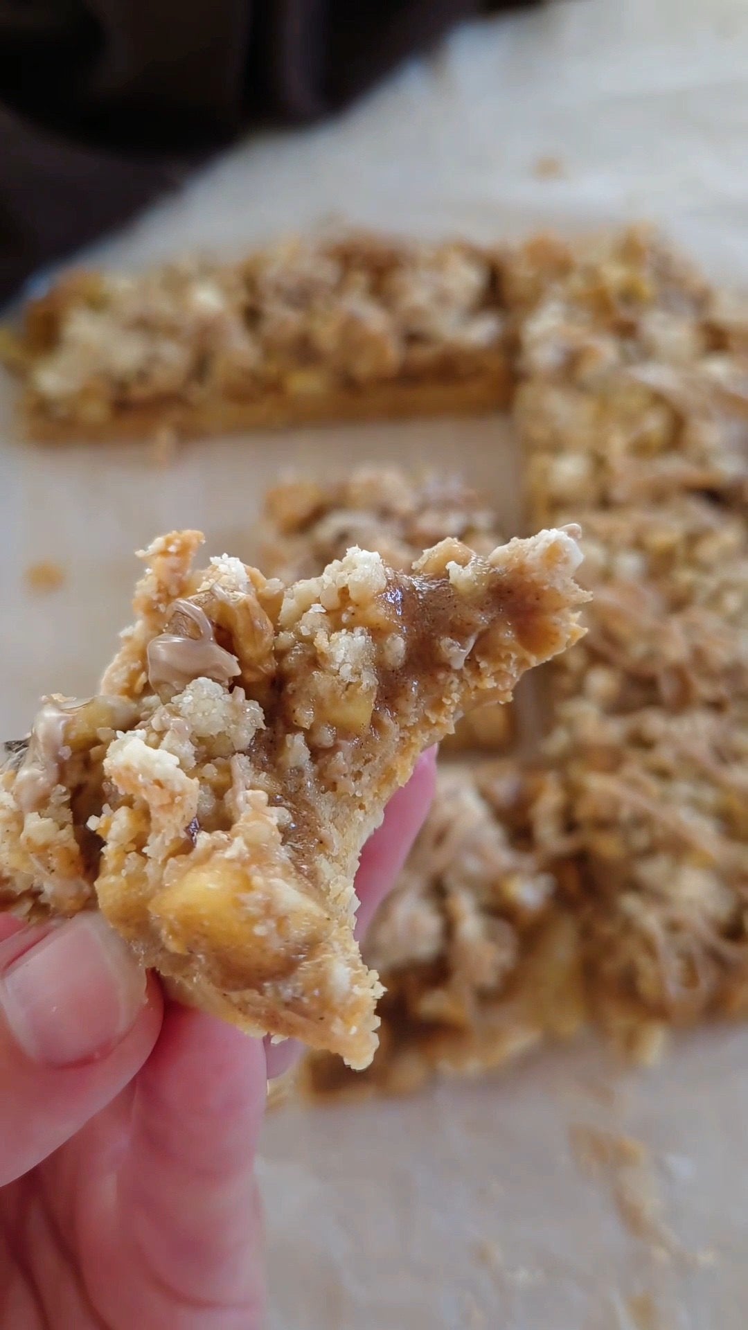 Äppelpaj à la kladdkaka med proteinpulver, kanelkryddade äpplen, valnötter och vit choklad, gjord med POW kaseinprotein vanilj