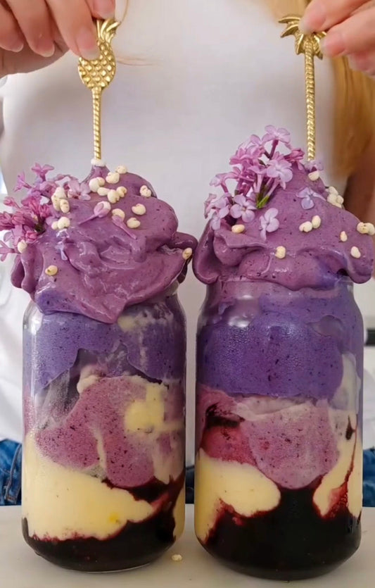 Marmorerad blåbärsnicecream med blå spirulina, toppad med syren och puffad majs