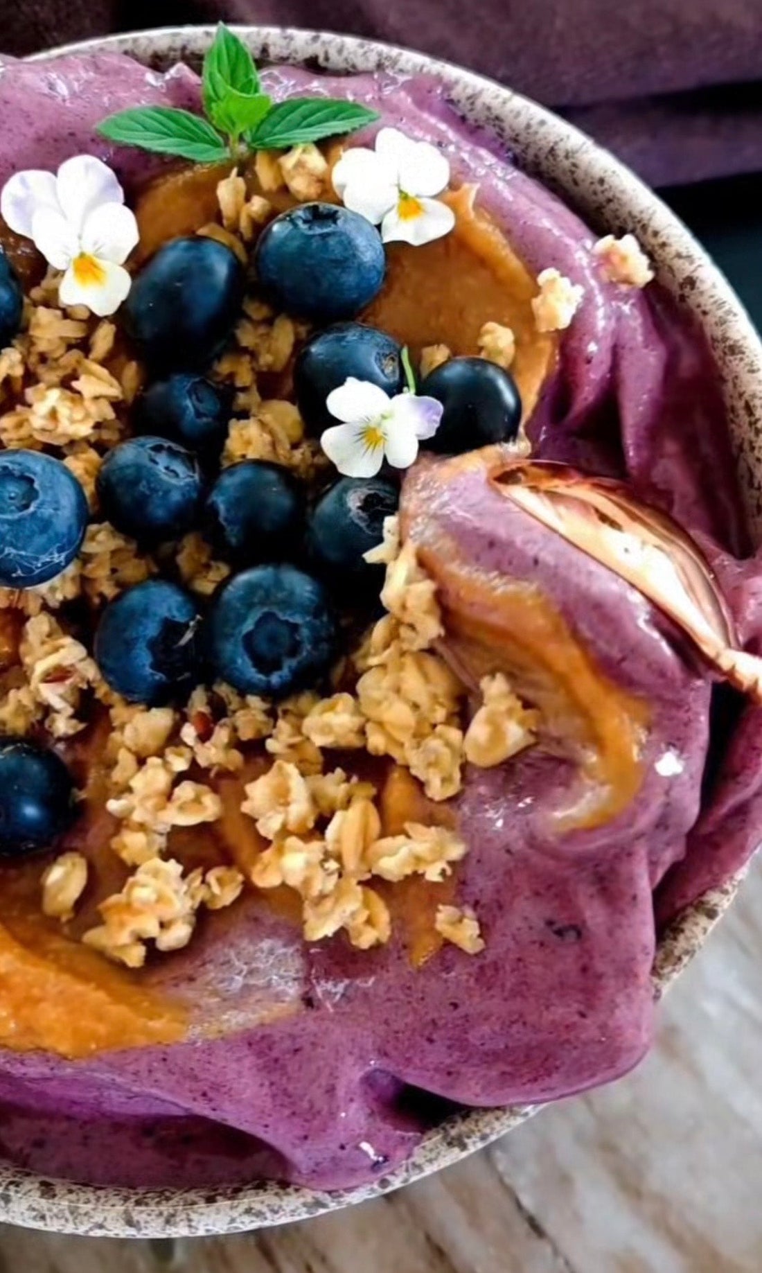 High protein choklad-nicecream med POW kaseinprotein, toppad med jordnötssmör och granola