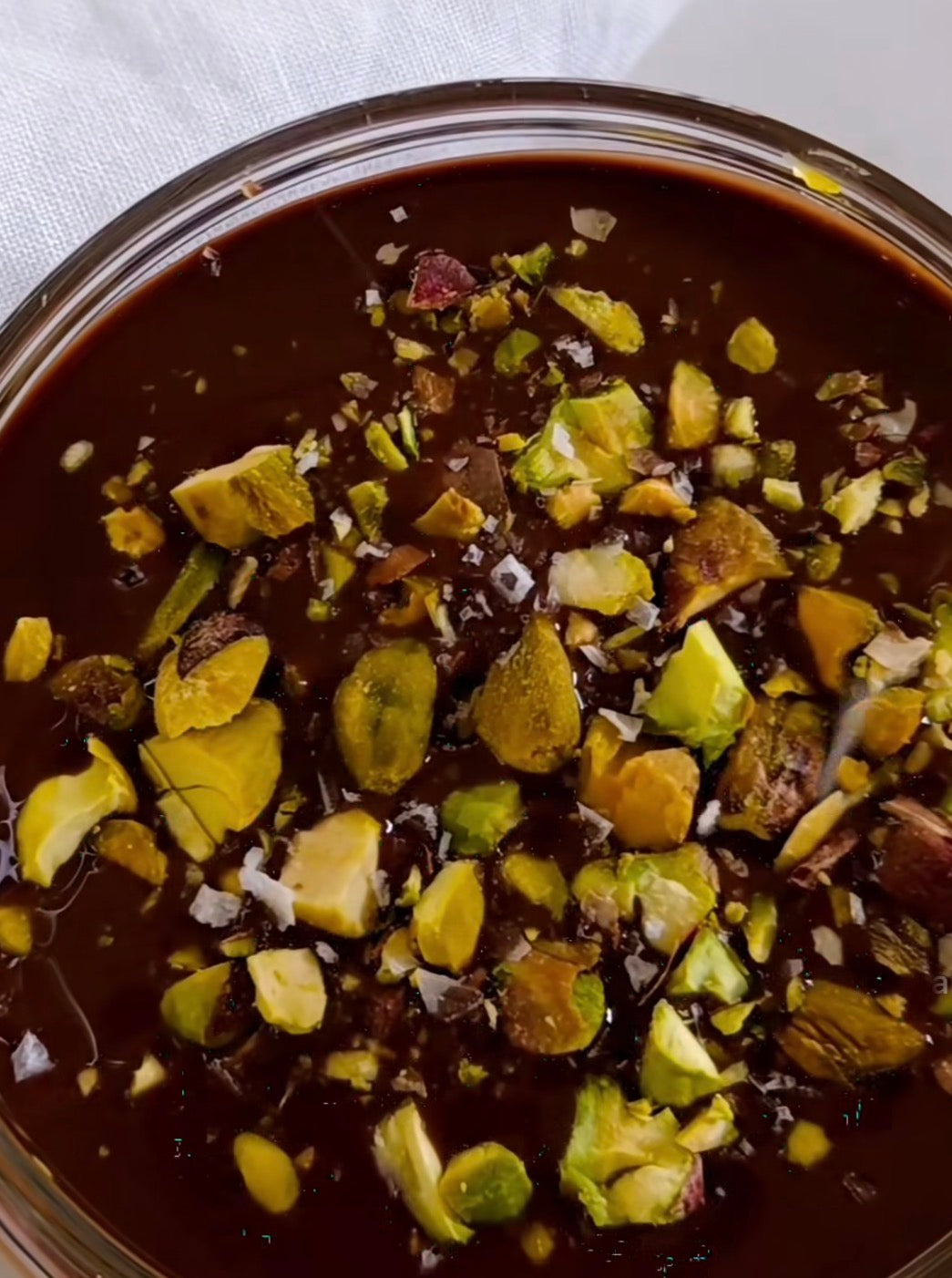 Chokladkräm gjord på POW kaseinprotein choklad toppad med pistagekräm, smält choklad, pistagenötter och flingsalt