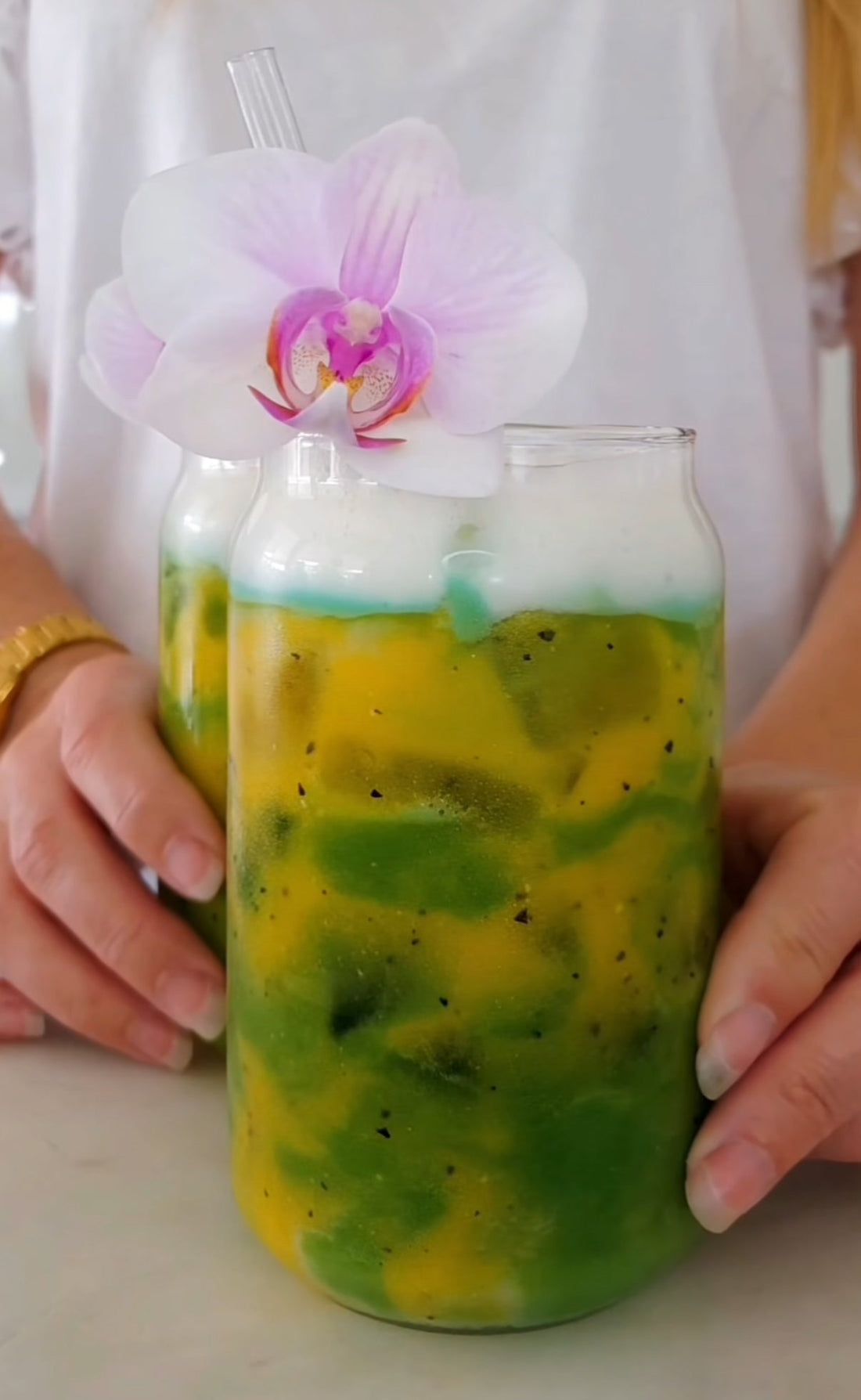 Coconut Matcha proteindrink med mango, passionsfrukt, kokosvatten, matcha och POW kaseinprotein vanilj i glas med is