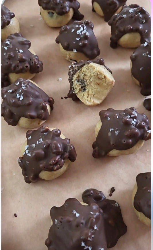 Cookie dough balls toppade med krispig choklad och flingsalt, gjorda med POW vaniljkasein proteinpulver