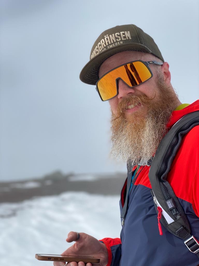 Martin Andersson, cyklist och POW-ambassadör, i vinterlandskap med snö