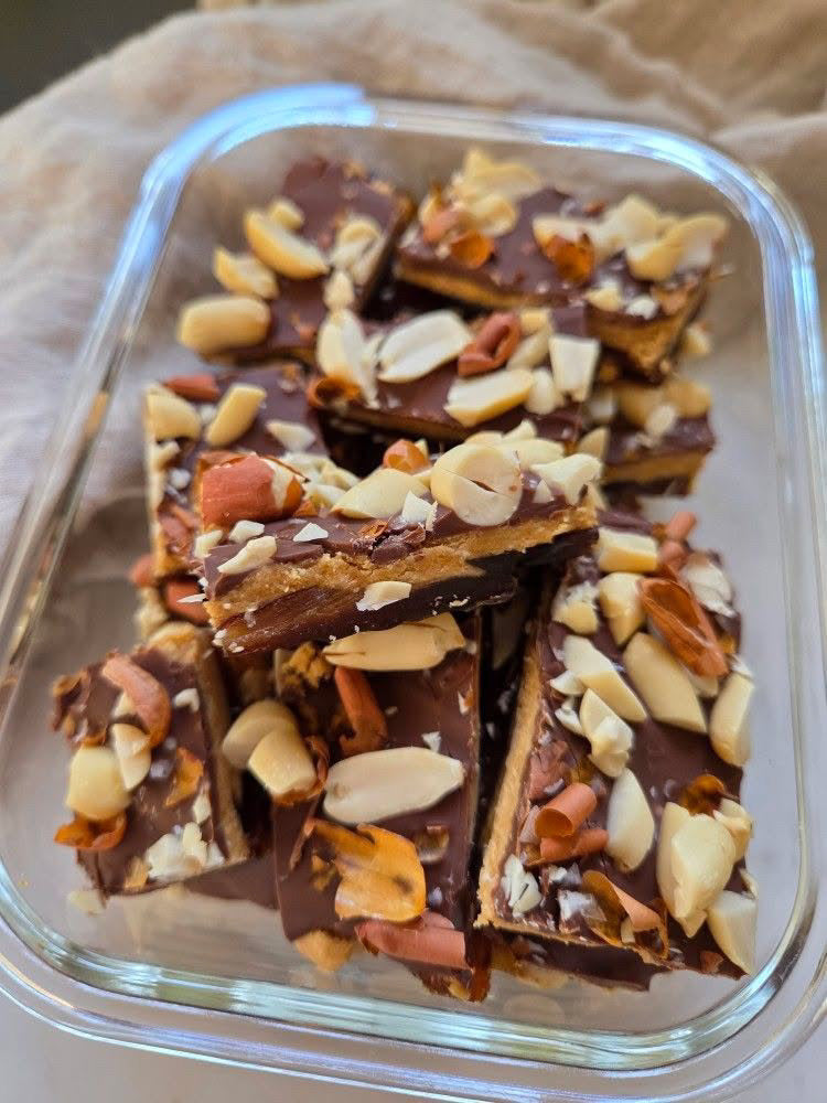 Hemgjorda proteinbars med dadlar, jordnötssmör, POW smaklöst vassleprotein och choklad