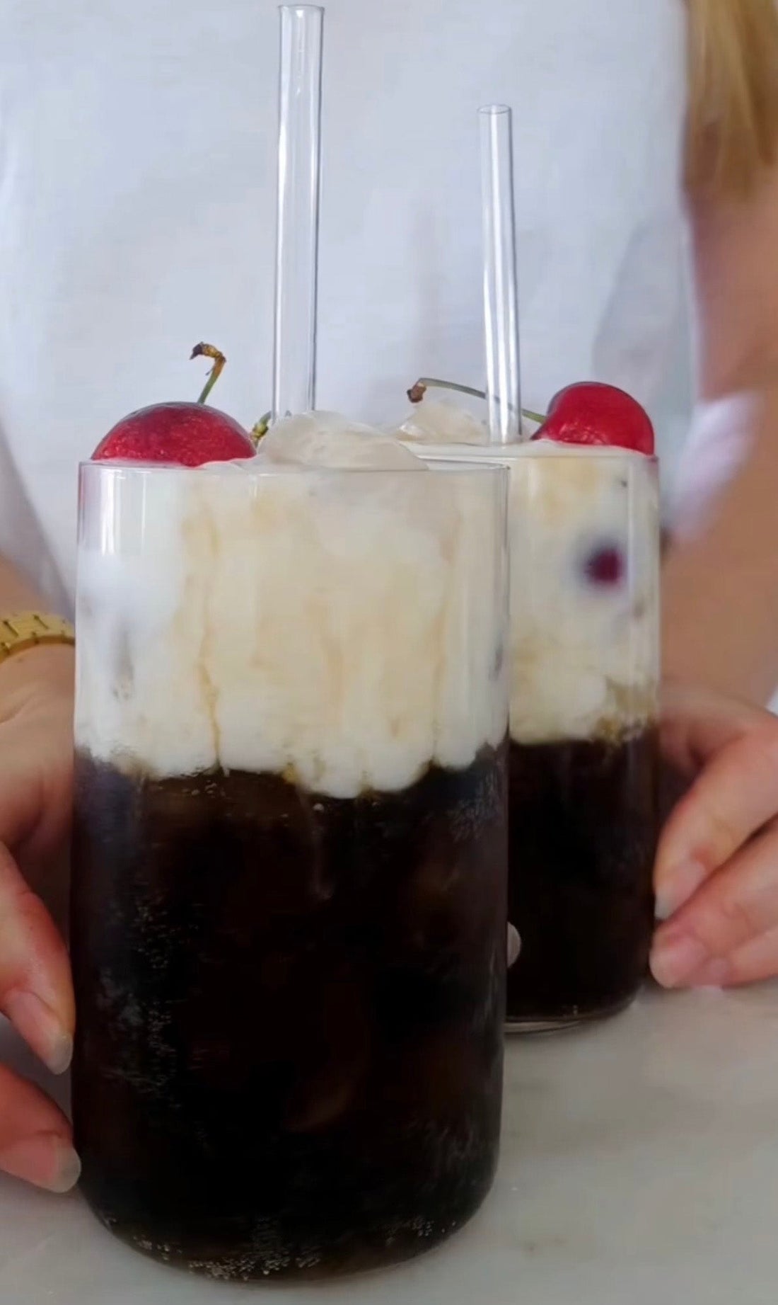 High protein dirty soda med Dr Pepper Cherry Crush, vaniljprotein och körsbär