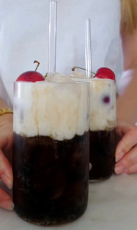 High protein dirty soda med Dr Pepper Cherry Crush, vaniljprotein och körsbär