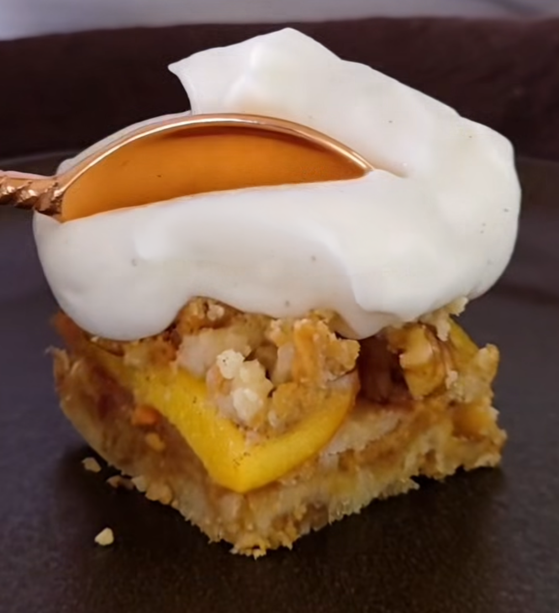High protein Peach Cobbler med persikor, toppad med luftig kardemummafluff