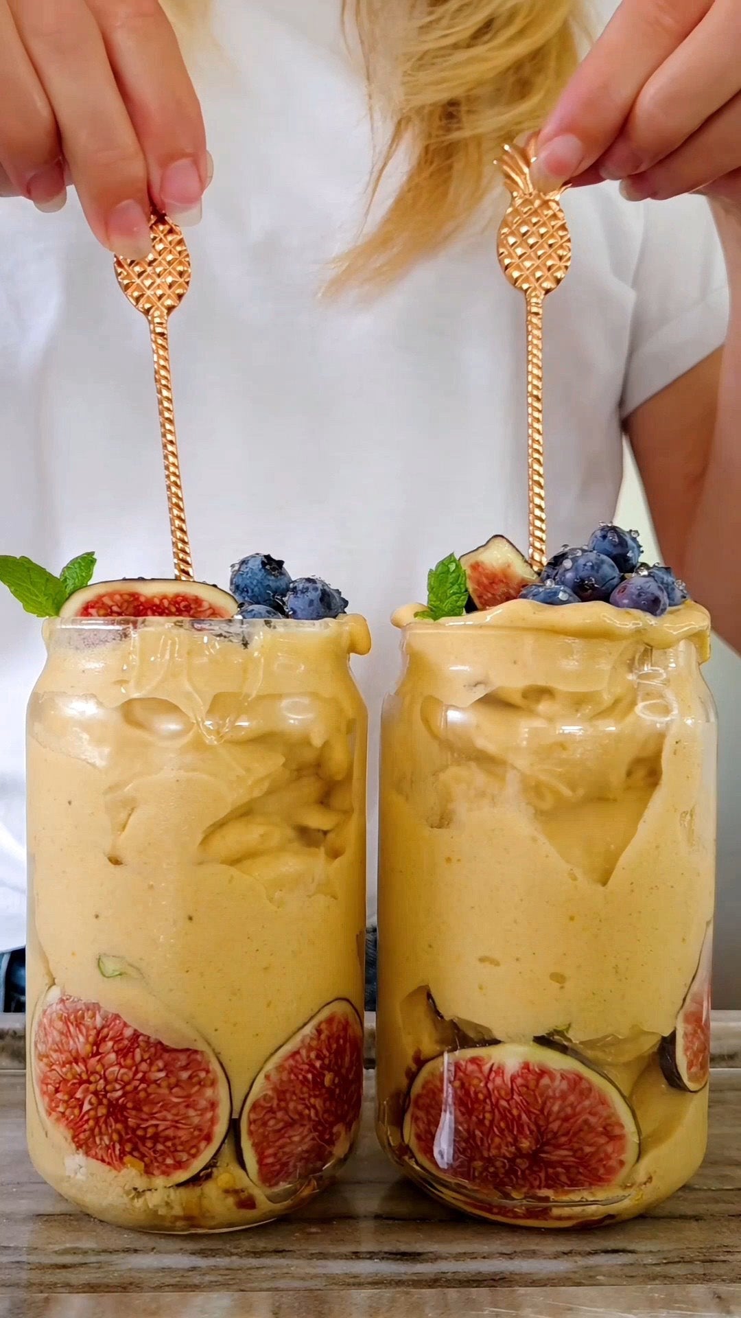 Pumpkin nicecream med pumpkin spice, toppad med hot honey, fikon och blåbär