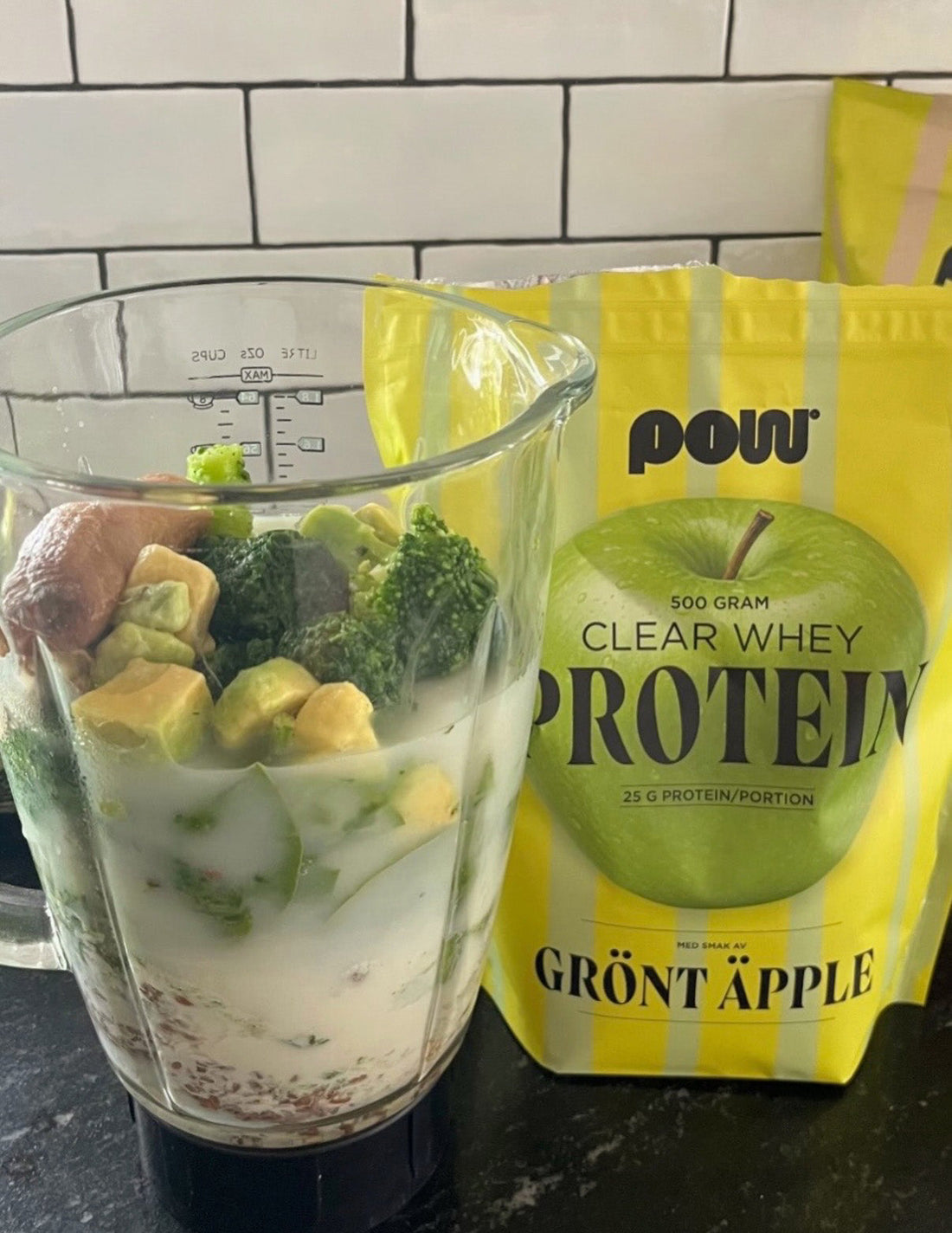 Grön hulkensmoothie med POW Äpple, avokado och spenat i en bowl