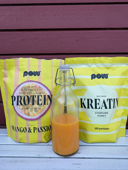 Ingefärashot i glasflaska framför POW biffprotein med kollagen mango & passion och POW kreatin – proteinrik morgonshot