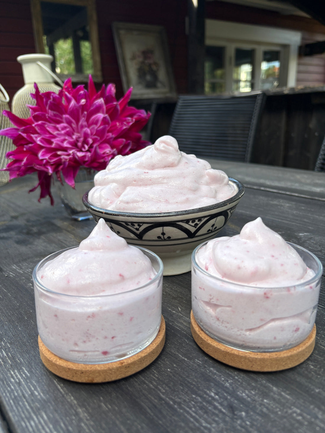 Ljusrosa jordgubb- och vaniljmousse med vaniljkasein serverad i glas och skål