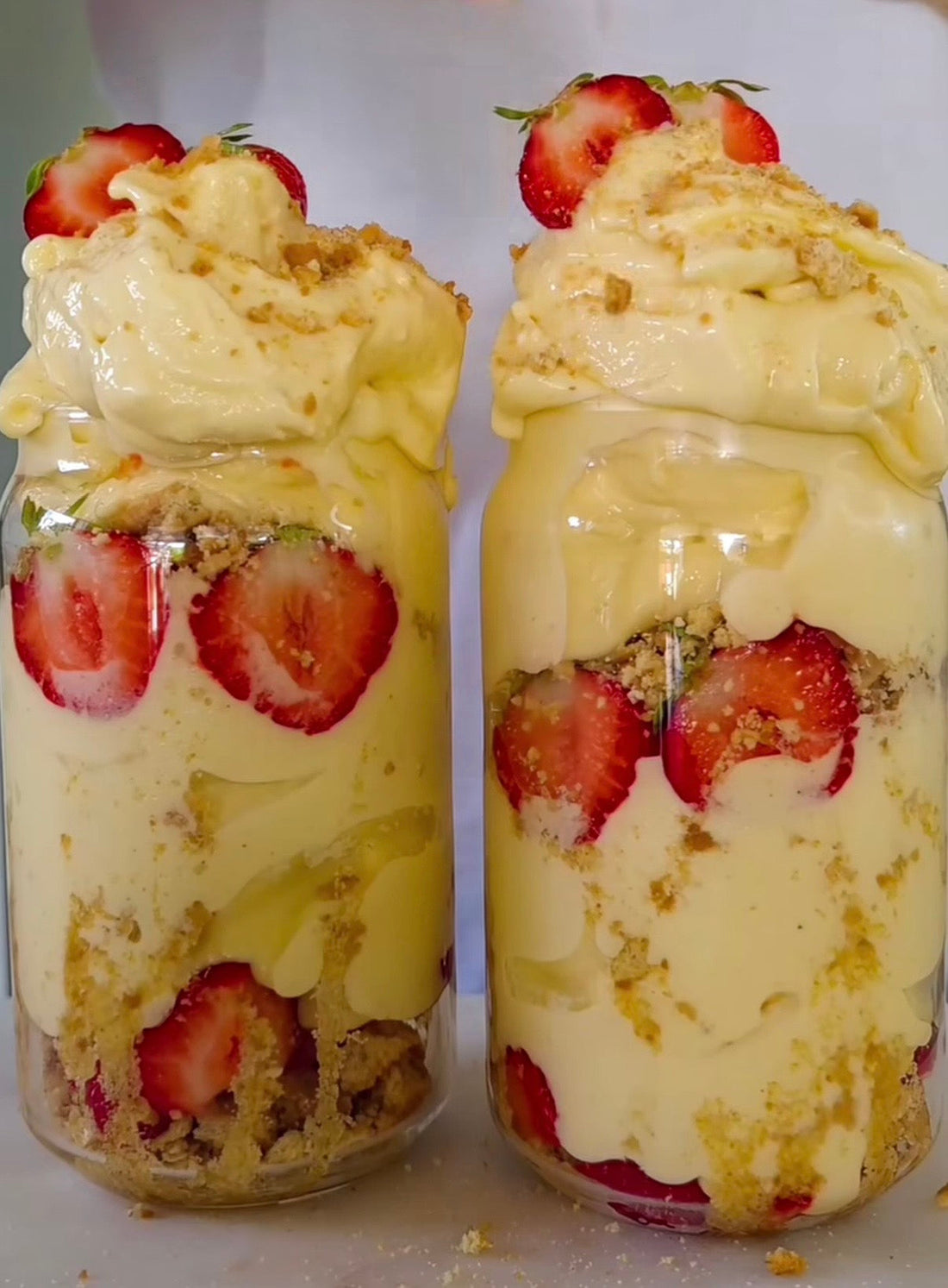 Jordgubbs-cheesecake nicecream med POW kaseinprotein, keso och Digestive kex i glas