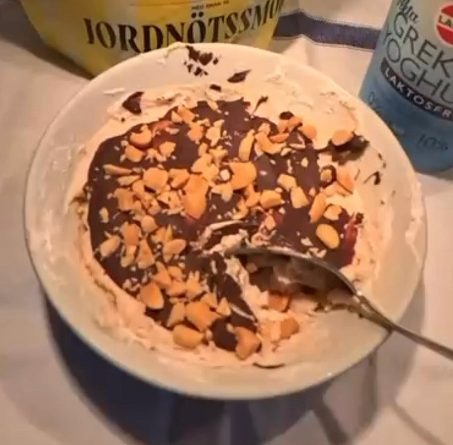 Proteinskål med jordnötssmör, chokladlock och flingsalt, gjord med POW kaseinprotein jordnötssmör