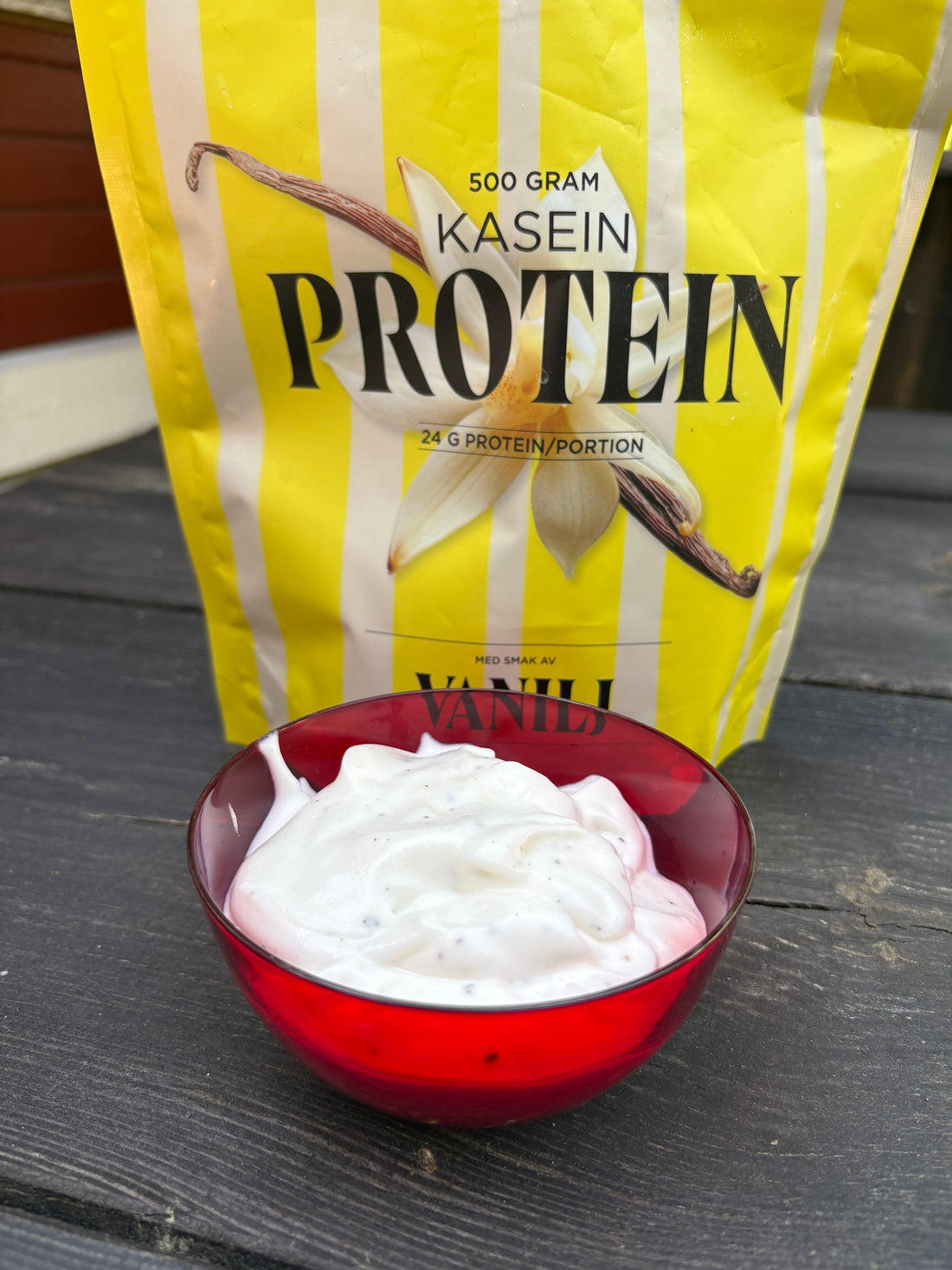 Luftigt kardemummafluff gjort på POW kaseinprotein vanilj i en skål, toppat med mortlade kardemummakärnor