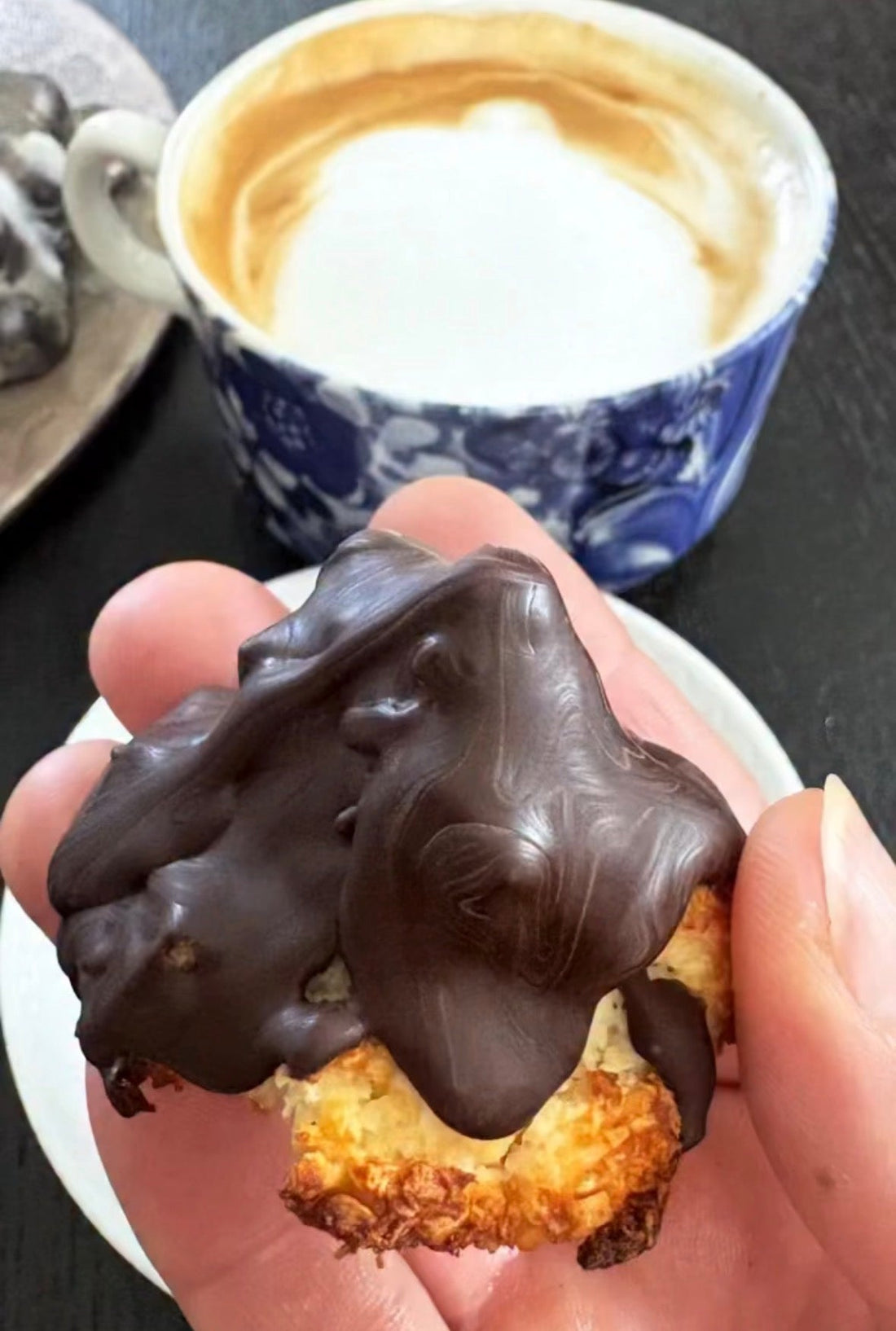 Gyllenbruna kokostoppar på bakplåtspapper, några doppade i mörk choklad, bakade med POW vaniljkasein och grekisk yoghurt.