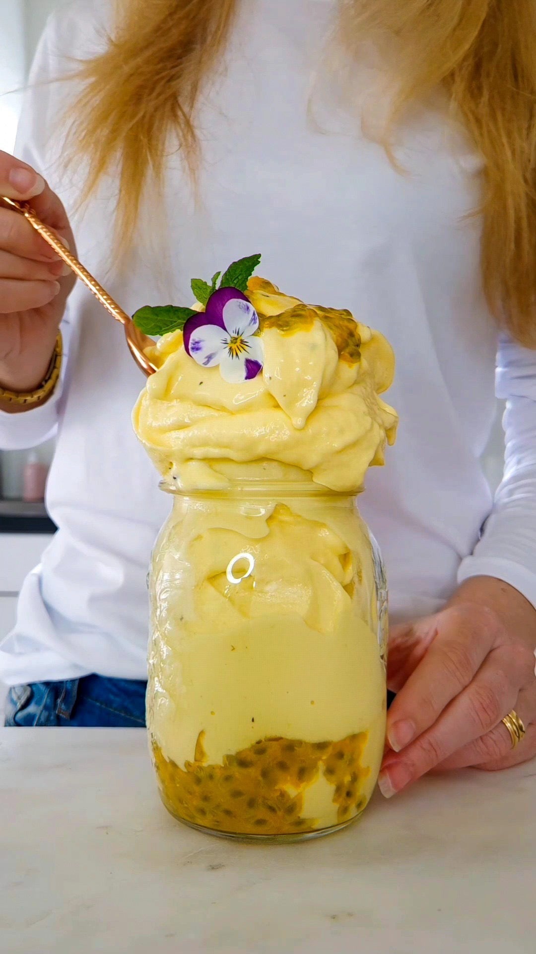 en glasburk med gul proteinglass av mango, passion och POW citronprotein 