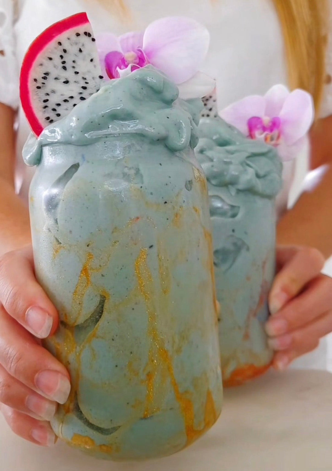 Midnight Sun-nicecream med blå och grön spirulina, vit drakfrukt och ätbart glitter