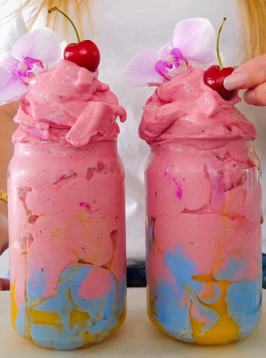 Midnight Sun-nicecream med körsbär, mango och rosa pitaya, dekorerad med blå spirulina-yoghurt och glitter