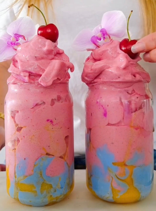 Midnight Sun-nicecream med körsbär, mango och rosa pitaya, dekorerad med blå spirulina-yoghurt och glitter