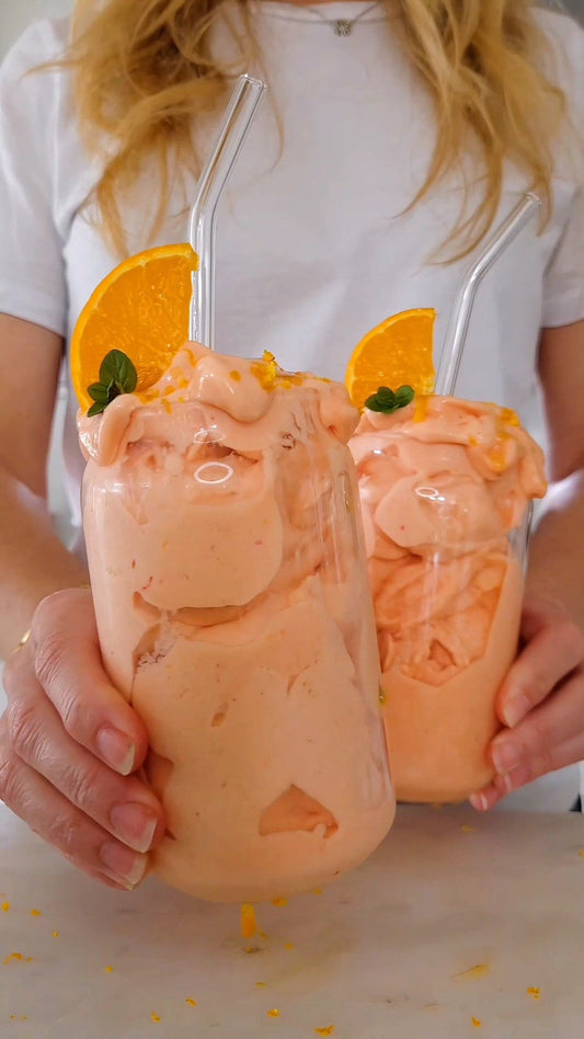 Nicecream i glas med citrusvibbar, toppad med rivet apelsinskal och honung, gjord med POW rosa grapefrukt clear whey protein