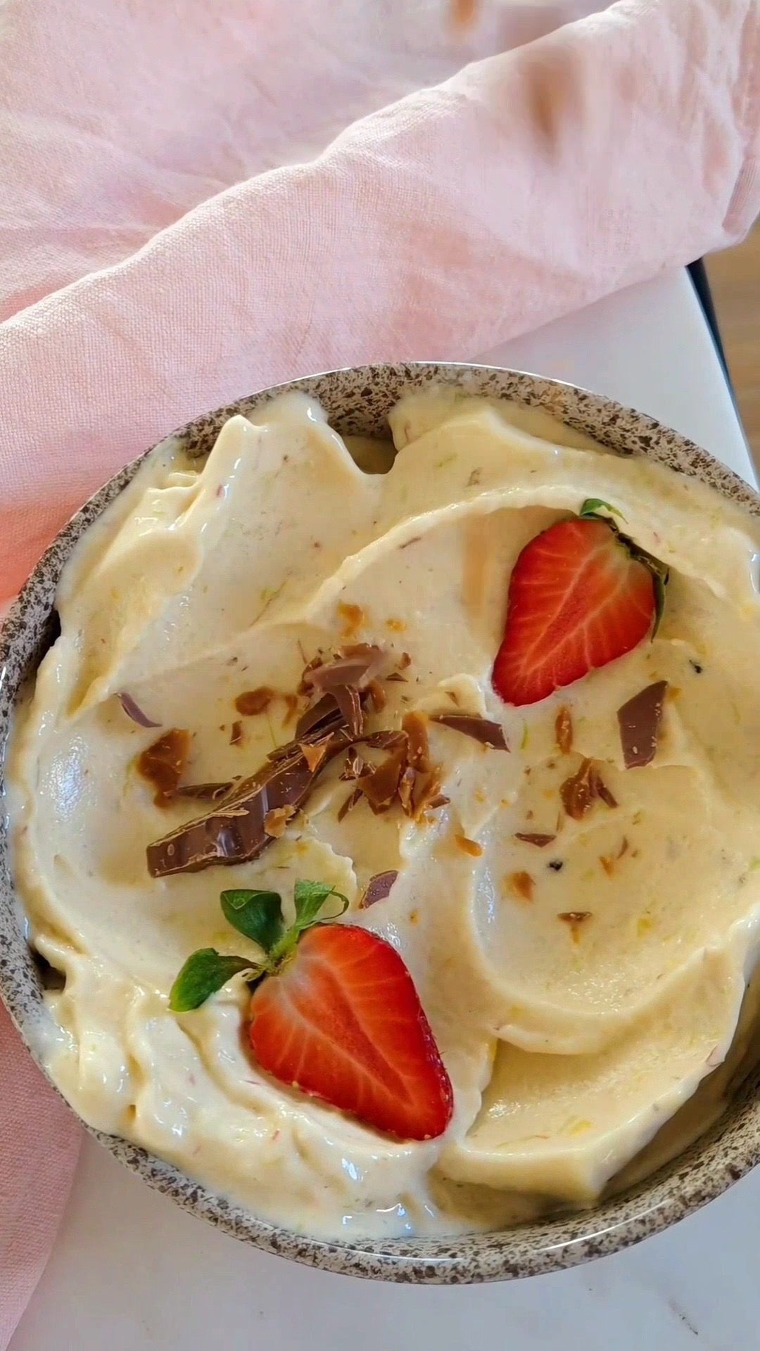 Krämig nicecream i en skål toppad med färska jordgubbar och hackad Daim, gjord med POW kaseinprotein vanilj, rabarber och kardemumma