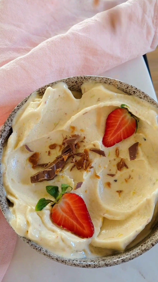 Krämig nicecream i en skål toppad med färska jordgubbar och hackad Daim, gjord med POW kaseinprotein vanilj, rabarber och kardemumma