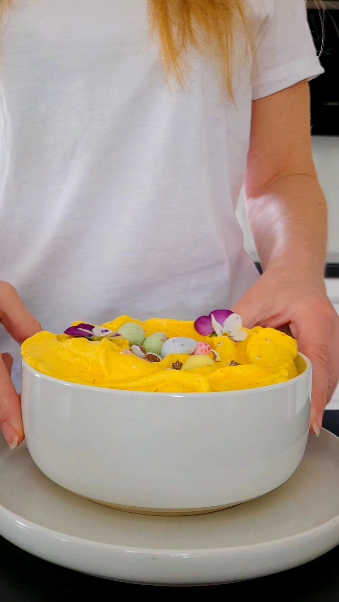 Saffransnicecream med POW vaniljkasein, fryst mango och saffran. Solgul färgbomb. Toppad med chokladägg för den som vill göra det lite extra.