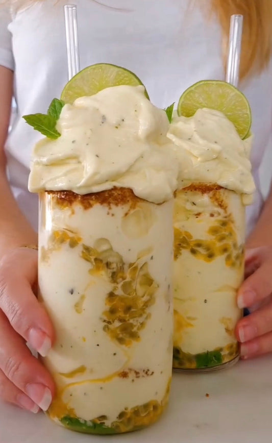 Passionsfrukt mojito-nicecream med mynta och lime, gjord med POW clear whey citron