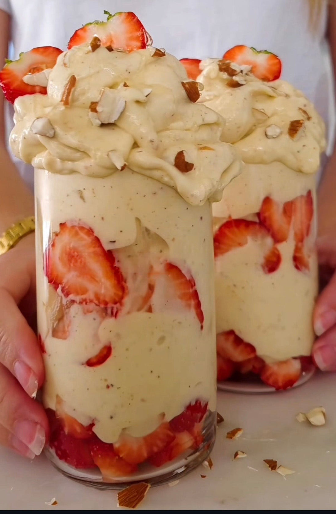 Persika- och mandelnicecream med kanel och kardemumma
