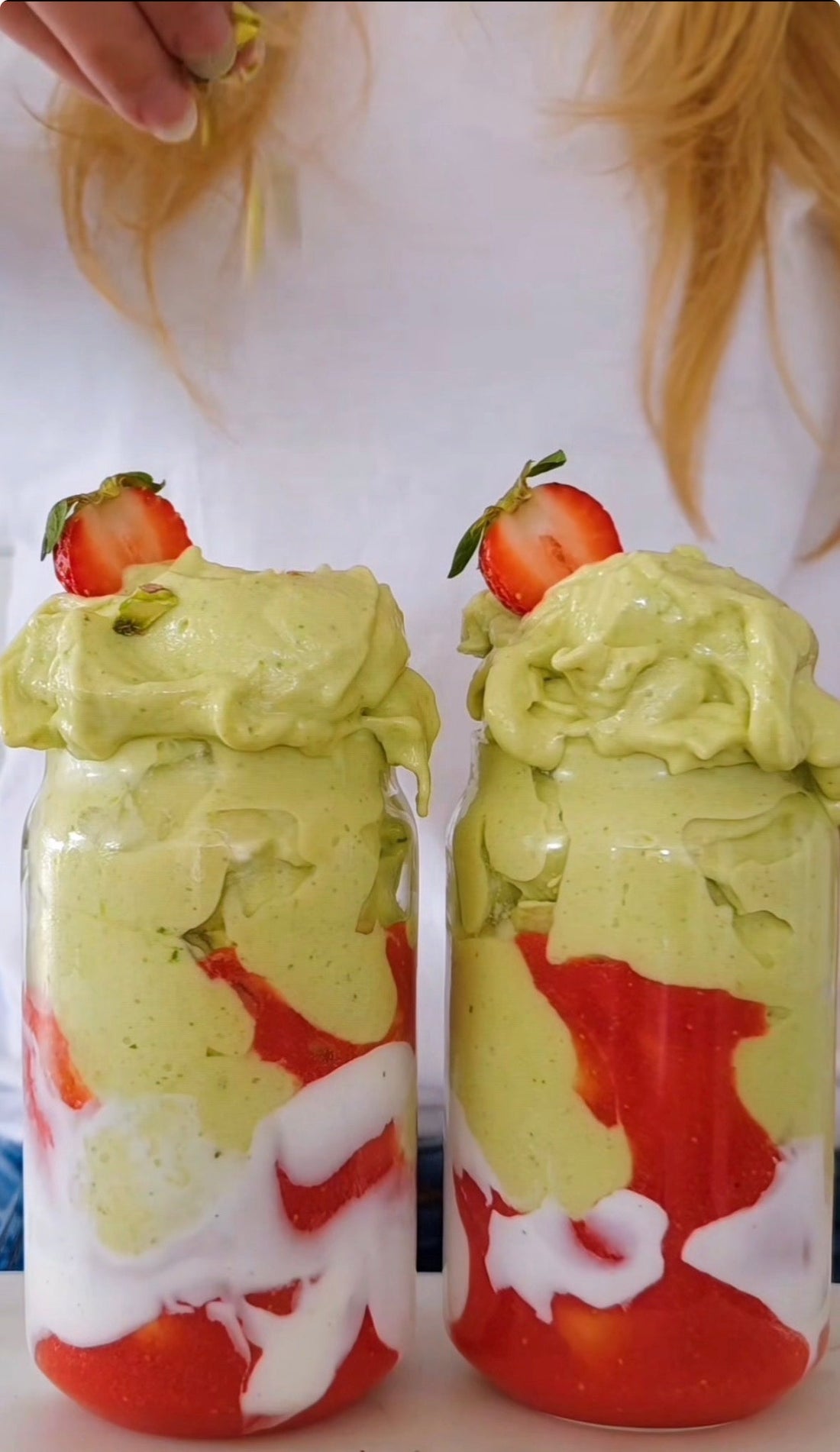 Nicecream med pistage och vaniljkasein, jordgubbar och vaniljkvarg. Recept av Anna Lindberg. Protein av POW. Wow-faktor av sig själv.