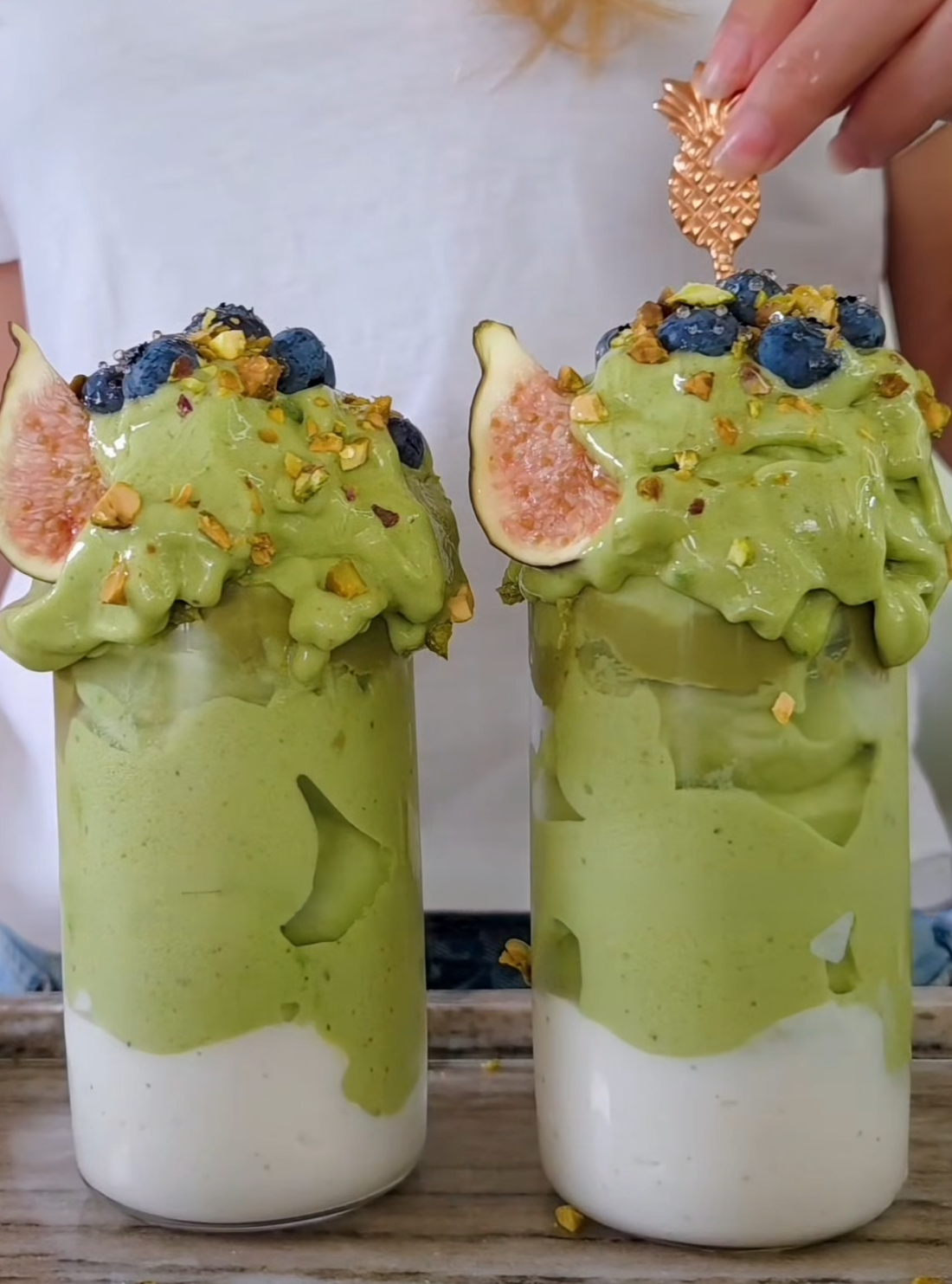 Pistagenicecream med POW kaseinprotein, toppad med vaniljkvarg, blåbär och pistagenötter