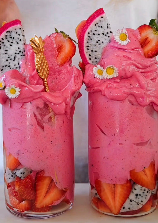 Pitaya-nicecream med mango och banan, serverad med jordgubbar och pitaya