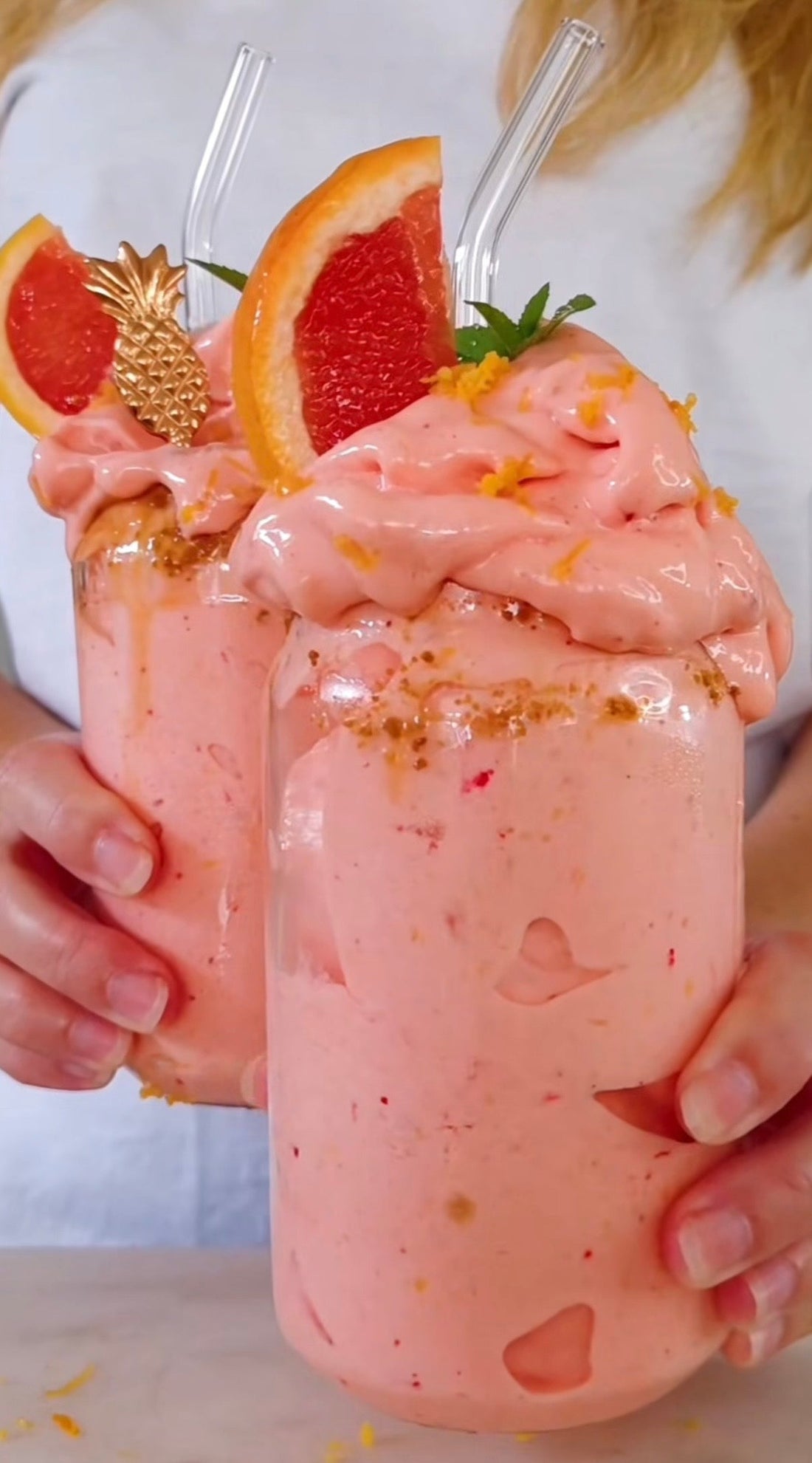Aperol Spritz nicecream med mango och POW Clear Whey protein i glas, toppad med citronzest