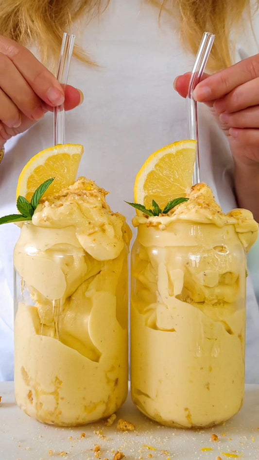 Citronpaj-nicecream med POW kaseinprotein vanilj i glas, toppad med digestivekex