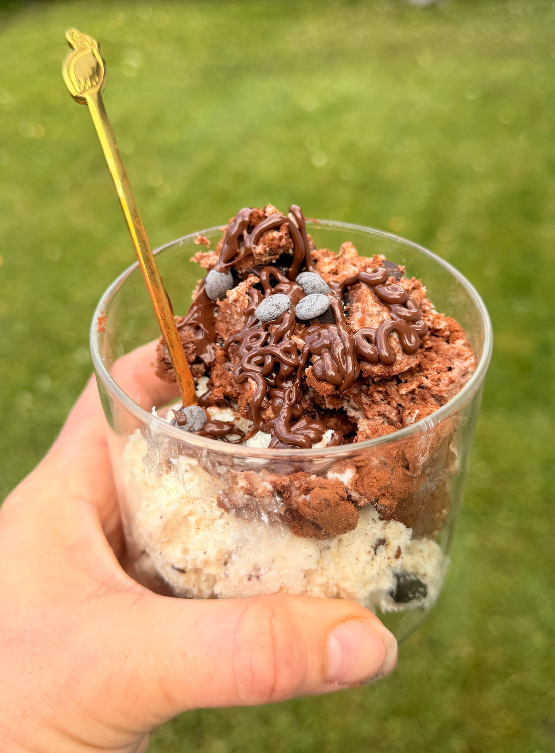 Proteinrik kakdeg i glas med vanilj- och chokladlager, ringlad smält choklad och chokladknappar – gjord på POW kaseinprotein vanilj