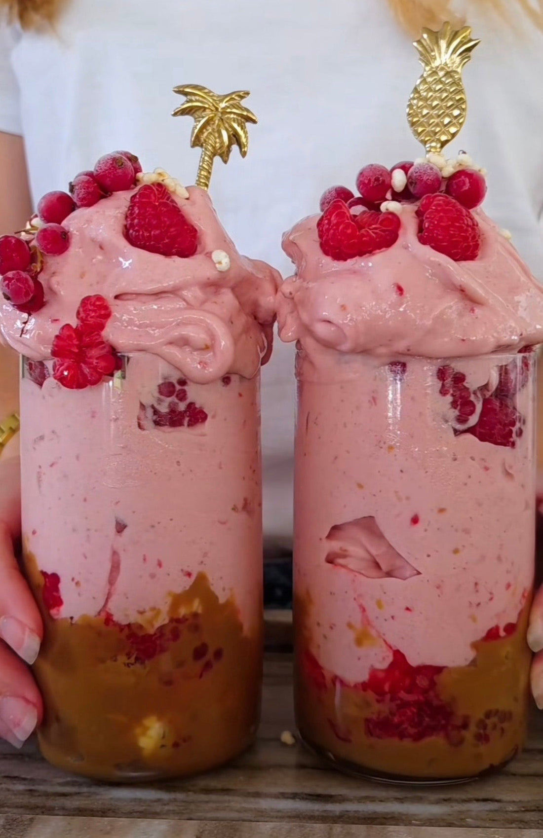 Nicecream med röda vinbär och hallon i glas med biscoffbotten och vaniljkvarg