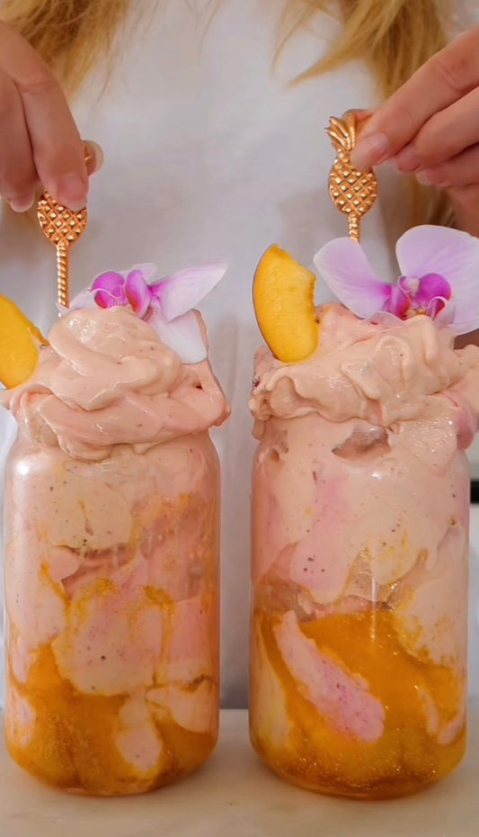 Persika- och mangonicecream med POW kaseinprotein, toppad med ätbara blommor