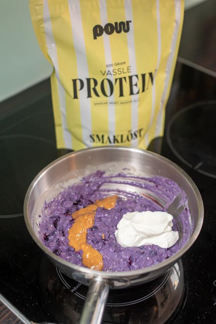 Martins morgonrutin i en skål – proteinrik gröt med blåbär, jordnötssmör och kvarg. Plus kaffe, självklart.