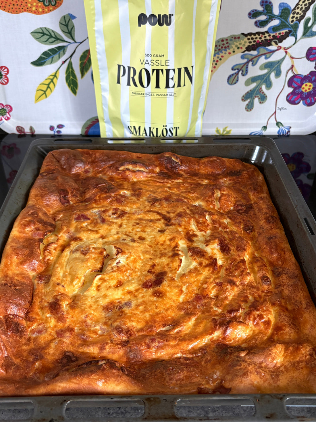 Gyllenbrun fläskpannkaka med vassleprotein, gräddad i långpanna med krispigt bacon i botten