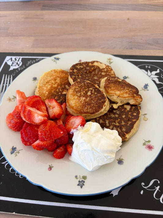 Proteinpannkakor med POW vaniljkasein, ett recept från kund Carolin, serverade med jordgubbar och fluff