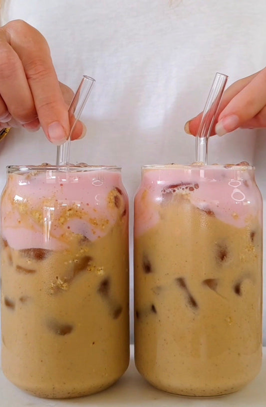 Iskaffe med POW vassleprotein, kanel och rosa vaniljfluff av kaseinprotein i glasburkar