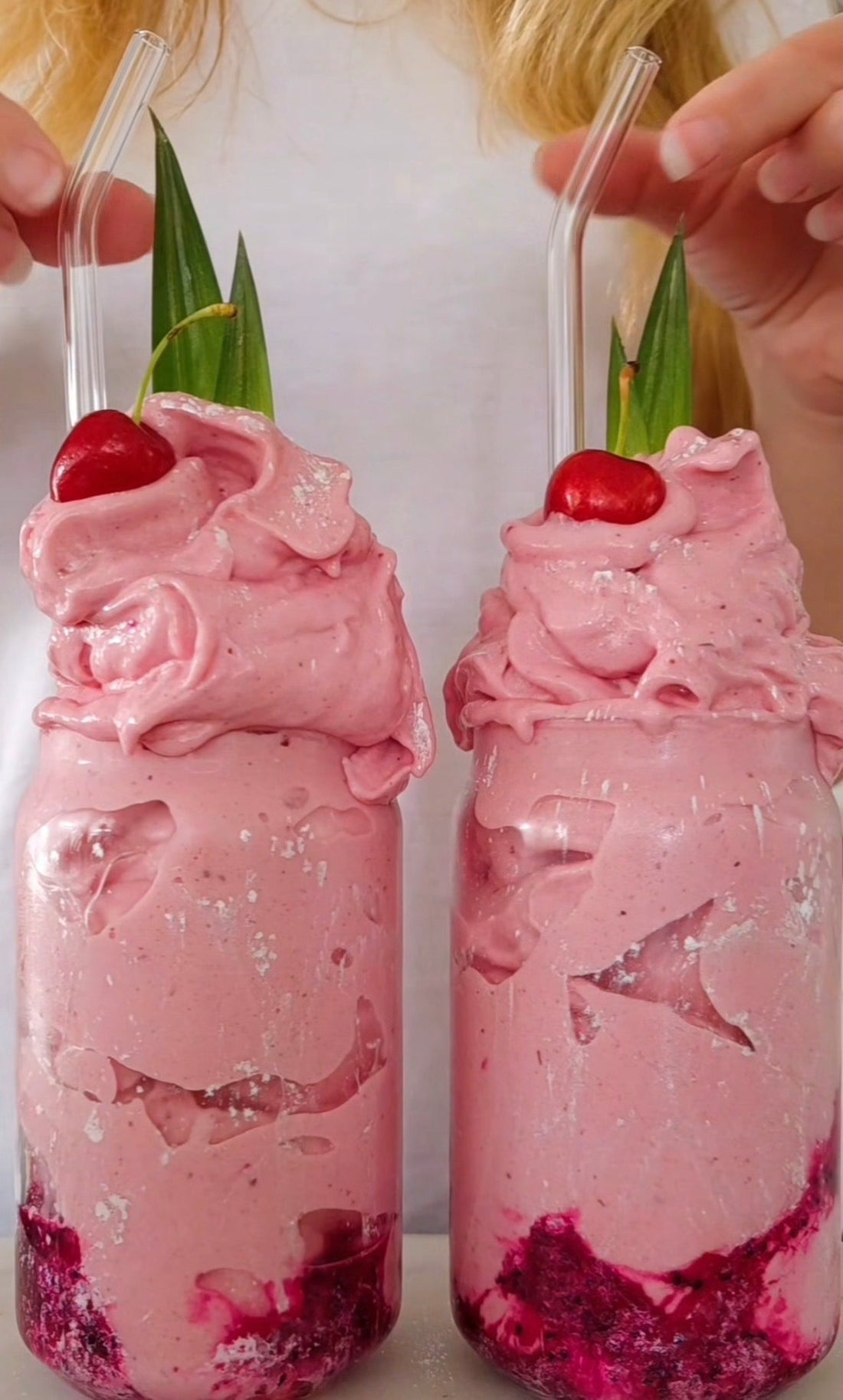 Rosa proteinnicecream gjord med POW kaseinprotein, körsbär och pitaya i glasburkar