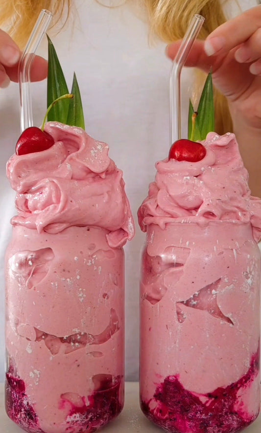 Rosa proteinnicecream gjord med POW kaseinprotein, körsbär och pitaya i glasburkar